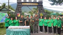 Wujud Kepedulian dan Kebersamaan di Bulan Ramadhan, Dandim 1310/Bitung bersama Anggota dan Persit Kodim 1310/Bitung Berbagi Takjil di Depan Makodim