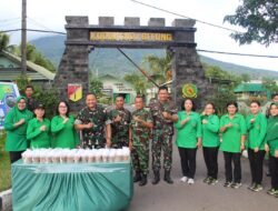 Wujud Kepedulian dan Kebersamaan di Bulan Ramadhan, Dandim 1310/Bitung bersama Anggota dan Persit Kodim 1310/Bitung Berbagi Takjil di Depan Makodim