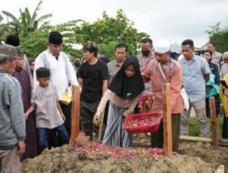 Polda Papua Hadiri dan Ikuti Prosesi Pemakaman Ny. Suwarni Sutarman di Koya Barat