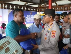 Wujud Kepedulian Polri, Kapolda Papua dan Bhayangkari Bantu Warga Terdampak Banjir Danau