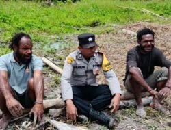 Sentuh Warga Hingga Pelosok, Bhabinkamtibmas Erageam Intensifkan DDS Demi Kamtibmas Kondusif di Mamberamo Tengah   Papua – Dalam upaya menjaga stabilitas keamanan dan ketertiban masyarakat (kamtibmas), jajaran kepolisian terus hadir menyapa warga hingga ke wilayah pedalaman Papua.  Bhabinkamtibmas Desa Erageam, Distrik Kobakma, Kabupaten Mamberamo Tengah, Briptu Egens Marury melaksanakan kegiatan Door to Door System (DDS) pada Jumat (27/03). Kegiatan ini berlangsung di Kampung Erageam sebagai bagian dari pendekatan humanis Polri kepada masyarakat.  Melalui kegiatan DDS, Briptu Egens secara langsung mengunjungi warga dari rumah ke rumah guna mempererat hubungan antara kepolisian dan masyarakat, sekaligus menyampaikan pesan-pesan kamtibmas.  Dalam kunjungannya, ia mengajak masyarakat untuk turut berperan aktif menjaga keamanan lingkungan serta menjauhi penyalahgunaan narkoba dan minuman keras yang dapat merusak kesehatan dan memicu terjadinya gangguan sosial.  Selain itu, warga juga didorong untuk terus menjalin komunikasi yang baik dengan aparat keamanan, khususnya Bhabinkamtibmas, sebagai upaya membangun sinergi dalam menjaga ketertiban di lingkungan kampung. Masyarakat pun diimbau agar segera melaporkan setiap permasalahan yang terjadi kepada pihak kepolisian agar dapat ditindaklanjuti dengan cepat dan tepat.  “Melalui kegiatan DDS ini, kami ingin memastikan masyarakat merasa aman serta semakin dekat dengan kehadiran Polri dalam menjaga kamtibmas,” ujar Briptu Egens Marury.  Briptu Egens juga mengingatkan pentingnya kesadaran hukum dengan menghindari segala bentuk pelanggaran yang dapat merugikan diri sendiri maupun orang lain.  Kegiatan tersebut mendapat sambutan positif dari masyarakat Kampung Erageam. Warga menyambut baik kehadiran Bhabinkamtibmas dan menyatakan kesiapan mereka untuk mendukung tugas kepolisian dalam menjaga keamanan serta ketertiban di wilayahnya.  Melalui kegiatan DDS ini, diharapkan terjalin hubungan yang semakin erat antara Polri dan masyarakat, sehingga tercipta situasi kamtibmas yang aman, damai, dan kondusif di Kabupaten Mamberamo Tengah.(rd)