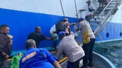 Sat Polairud Polres Waropen Berikan Pengamanan dan Bantuan Penumpang KM Dorolonda di Perairan Pidemani