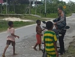 Peduli Pendidikan Anak Papua, Kapolsek Biak Barat Bagikan Buku di Distrik Swandiwe