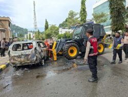 Mobil Modifikasi BBM Terbakar di Depan Mapolda, Polda Papua Gerak Cepat Padamkan Api