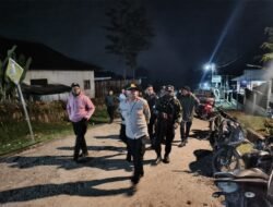 Menyapa Warga di Malam Hari, Polres Tolikara Hadir Lewat Patroli Jalan Kaki