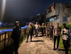 Patroli Jalan Kaki di Malam Hari, Polres Tolikara Hadirkan Rasa Aman bagi Warga Karubaga