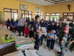 Bhabinkamtibmas dan Babinsa Kawal Penyaluran Bantuan Pangan Bulog bagi Warga Kampung Waninggap Say 