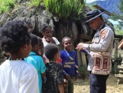 Kasat Binmas Polres Puncak Berbagi Kasih dengan Anak-Anak di Kampung Misimaga