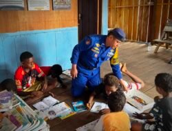 Dari Dermaga ke Rumah Baca, Bhabinkamtibmas Kampung Enggros Tanamkan Semangat Literasi bagi Anak-Anak
