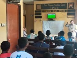 Bangun Kedekatan dengan Warga, Polsek Biak Barat Gelar Nobar Piala Dunia