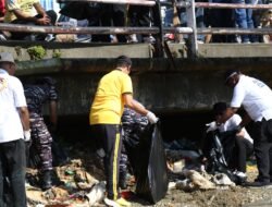 Wakapolda Papua Bersama Wamendagri dan Forkopimda Ikuti Kerja Bakti di Sungai Anafre dan Taman Kota Jayapura