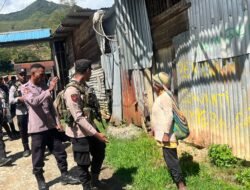 Patroli Jalan Kaki Polres Tolikara Perkuat Kedekatan dengan Masyarakat, Wujudkan Kamtibmas yang Kondusif