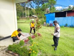 Budayakan Kebersihan dan Disiplin, Personel Polsek Bokondini Gelar Aksi Bersih Mako