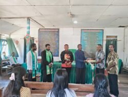 Peduli Sarana Ibadah, Polsek Bonggo Serahkan Bantuan kepada Panitia Pembangunan Gereja