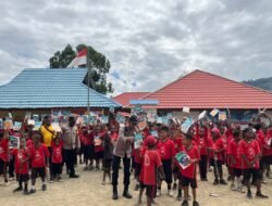 Sat Binmas Polres Tolikara Tanamkan Semangat Literasi kepada Pelajar melalui Program Door to Door System