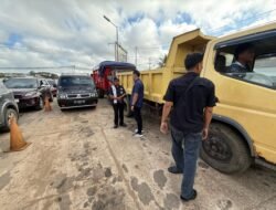 Cegah Penyalahgunaan BBM Bersubsidi, Satreskrim Polres Merauke Tertibkan Antrean Kendaraan di SPBU Ahmad Yani