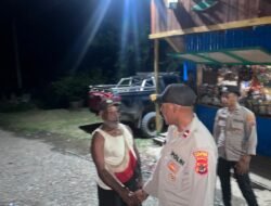 Perkuat Sinergi dengan Warga, Personel Polsek Kelila Intensifkan Patroli Dialogis Malam Hari