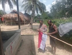 Sambut HUT Ke-81 Kemerdekaan RI, Kapolsek Senggi Bagikan Bendera Merah Putih kepada Warga