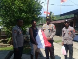 Semarak HUT ke-81 RI, Kapolsek Poom Bagikan Bendera kepada Warga