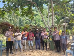 Sambangi Desa Nisro, Kapolsek Pantai Barat Dengarkan Aspirasi Warga dan Keluhan Akses Jalan