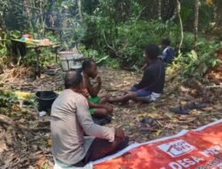 Dekat dengan Warga, Bhabinkamtibmas Sambangi Pengolah Sagu di Kampung Wapur