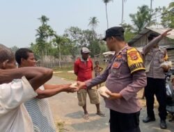 Bhabinkamtibmas Polsek Bomakia Bagikan Nasi Bungkus, Sampaikan Himbauan Cegah Karhutla
