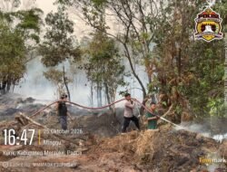 Sinergi Polsek Kurik, BPBD, Damkar dan Warga Padamkan Karhutla di Kampung Kurik
