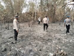 Cegah Kebakaran Susulan, Kapolsek Kurik Bersama Anggota Padamkan Titik Api di Bekas Kebakaran Lahan