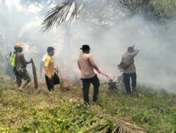Cegah Api Meluas, Polsek Kurik Bersinergi dengan TNI dan Warga Tangani Karhutla